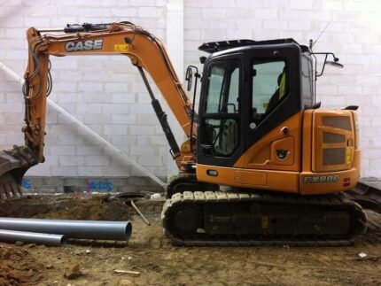 Case CX 80C Pelle chenilles 8,3 tonnes — déport pied flèche, coupleur hydraulique, 3 godets, pad caoutchouc, 1709 h, 2013 occasion