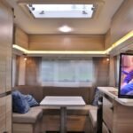 Adria 462 PU Caravane 4 places — lit fixe français, Déménageur batterie 2023, chaudière eau chaude, 2015 occasion – Image 6