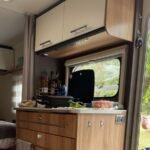 Caravelaire Caravane rigide 4 couchages — réfrigérateur XL Freeze 150 L, matelas 140x200, PTAC 1200 kg, occasion – Image 9